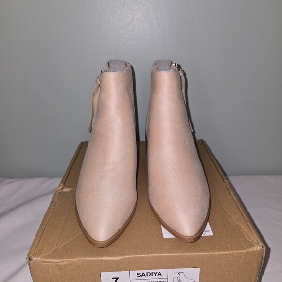 Journee Sadiya Bootie in Off-White, Women's Size 7, New in Box - Picture 2 of 9